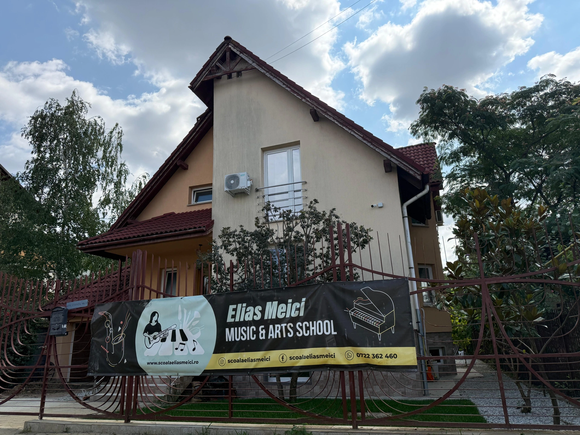 Clădirea Școlii Elias Meici văzută din exterior