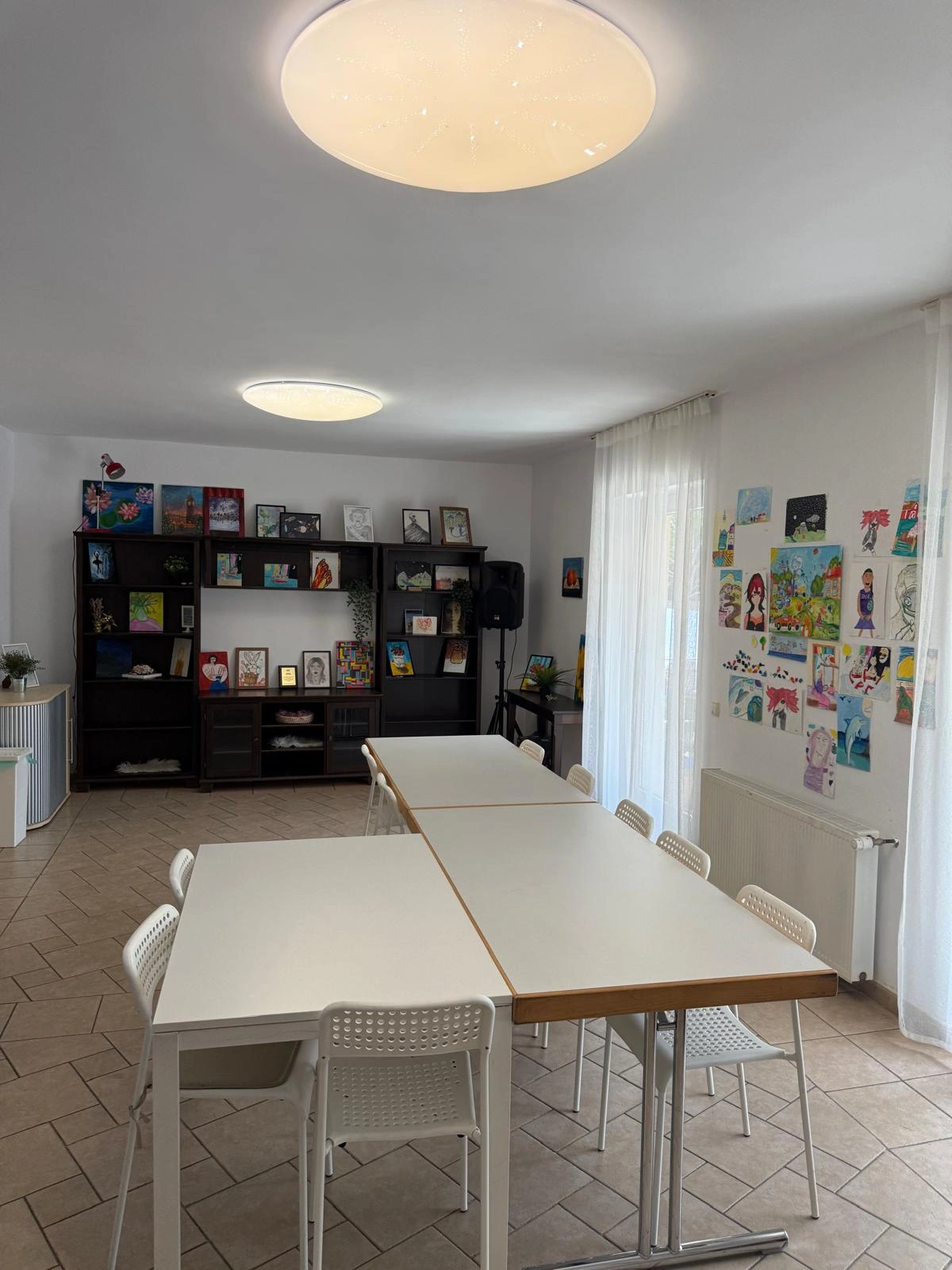 Săli de studiu dotate cu instrumente și materiale interactive
