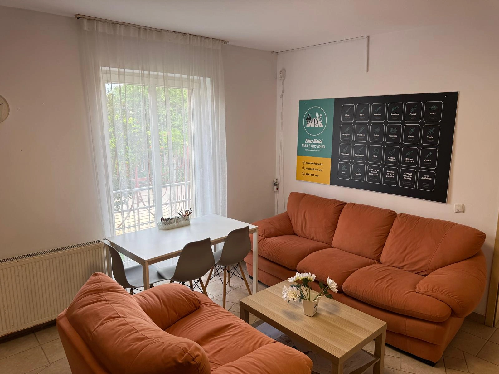 Spațiu interior luminos de living și relaxare