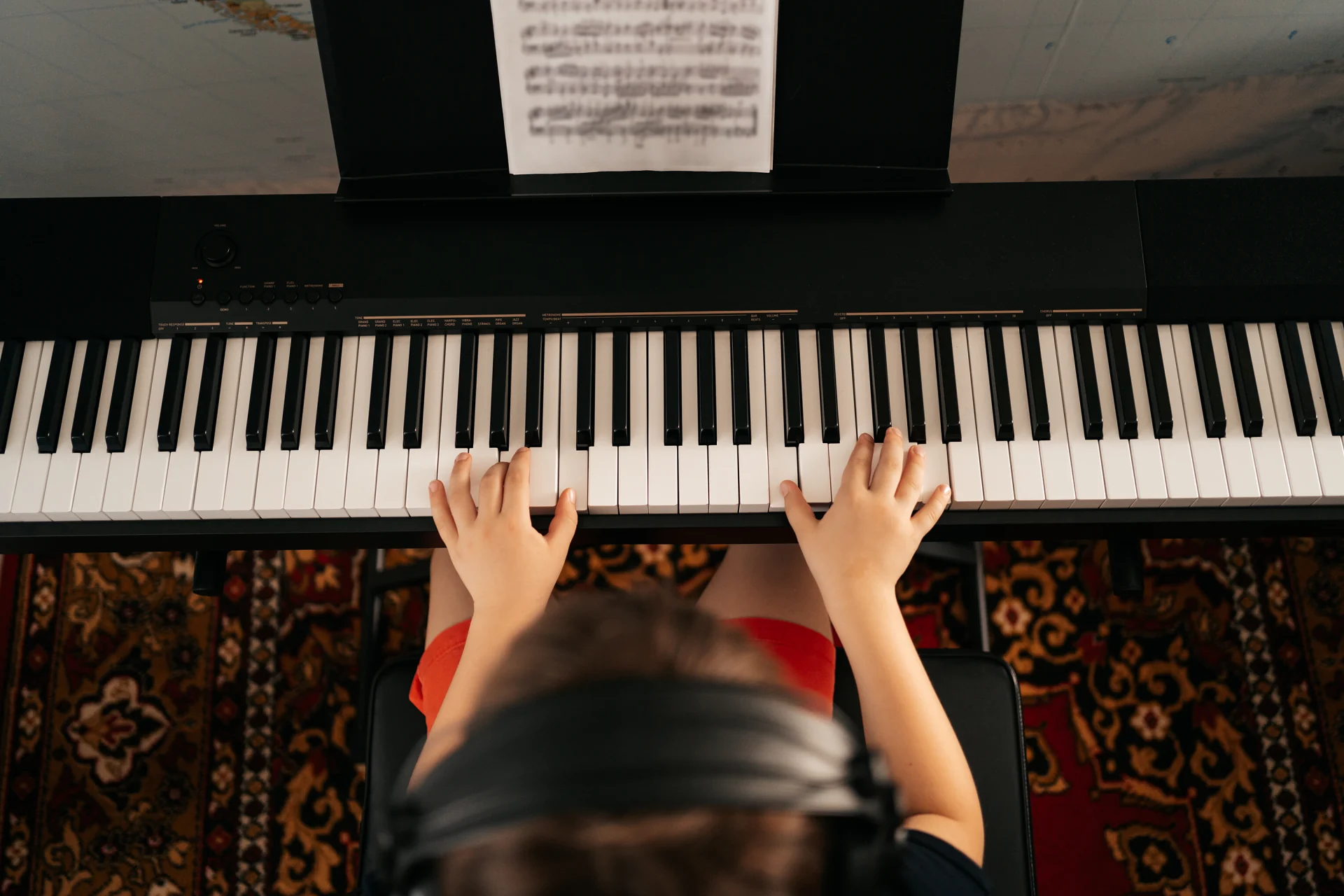 Băiat cântând la sintetizator, imagine reprezentativă pentru programele de muzică Elias Meici